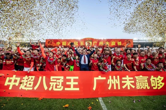 本周二尤文全队结束圣诞假期恢复了训练，小基耶萨、洛卡特利、佩林、桑德罗、小基恩、德西利奥等人都是单独训练。